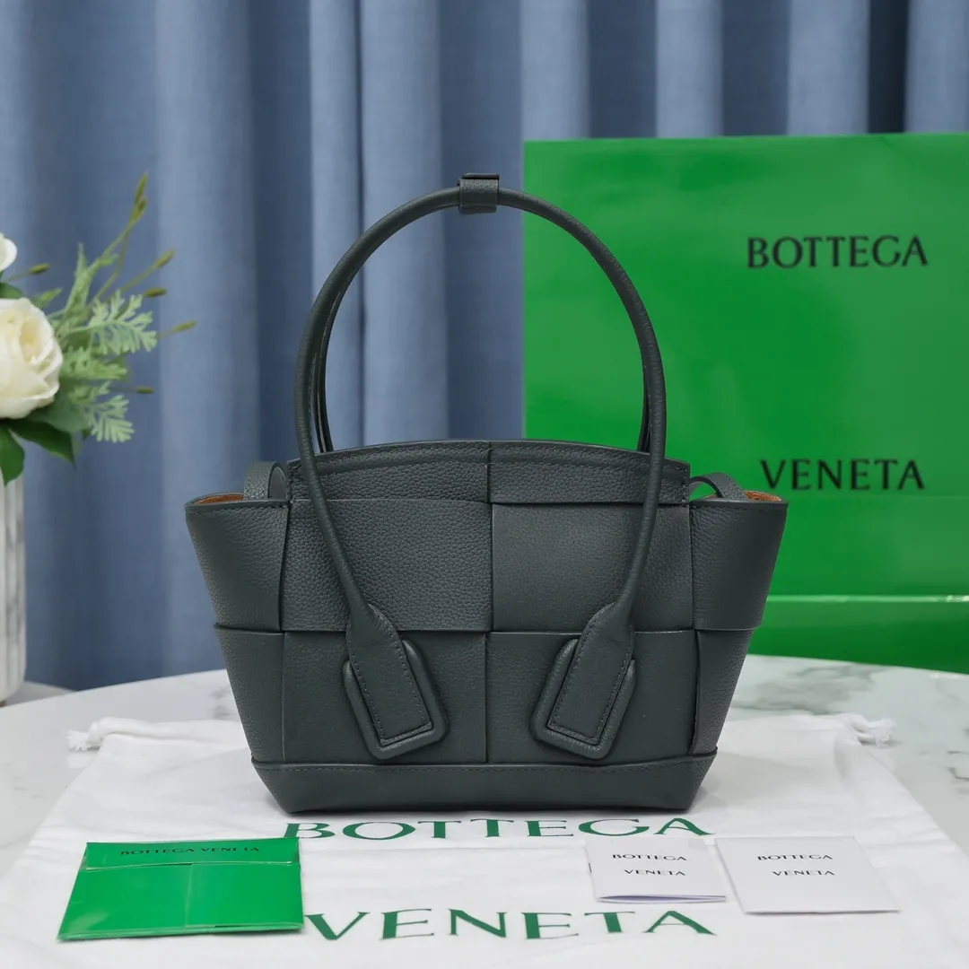 Bottega Veneta Mini Arco original pebbled cowhide has been out of control since the beginning of the cloud bag. It is made of leather block structure and has big ears with emergency buttons. It is super careful and fashionable. The Mini size is more practical. It comes with a shoulder strap and can be worn cross-body on one shoulder. Style number [6693#] Dimensions: Bag opening 29, base 17.5, width 8, height 17 (excluding handle) turquoise green